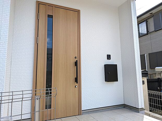 おしゃれな木目の玄関ドア