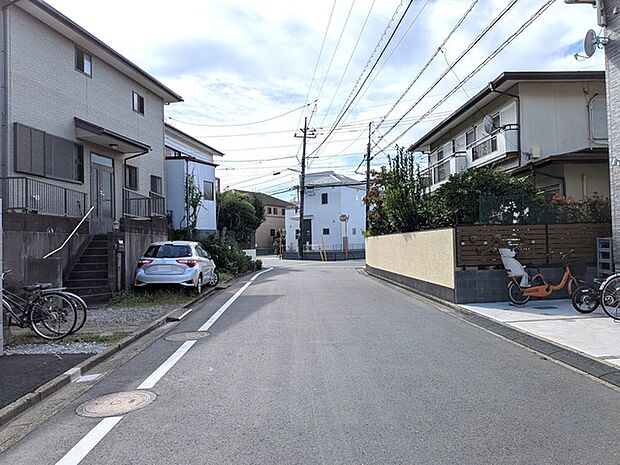 前面道路幅員6mで駐車も安心