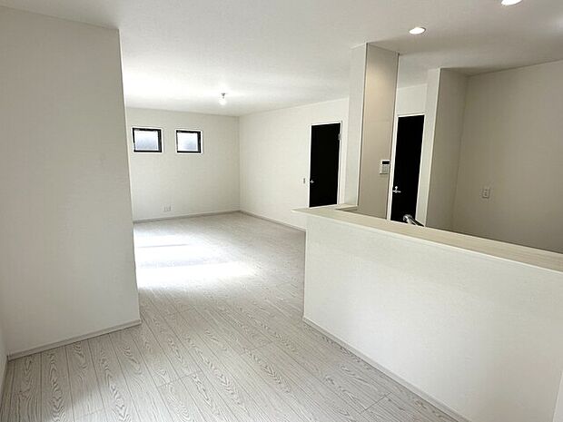 様々な家具と相性の良い、白を基調とした空間です