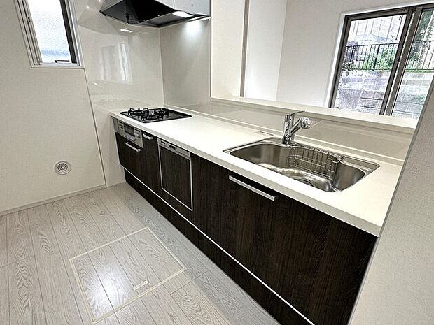 お部屋を見渡せる対面式システムキッチン