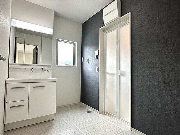 広々洗面スペース、収納棚の設置もOK