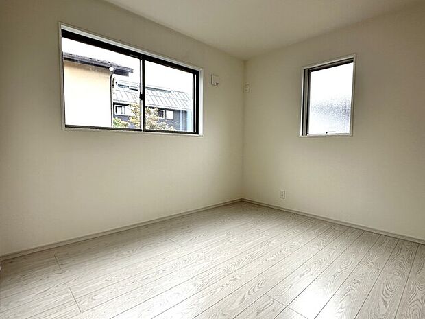 洋室約5.5帖、白×黒を基調としたおしゃれな内装です