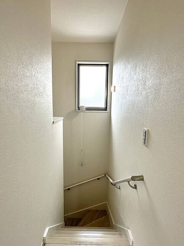 階段には、安全な小窓・手すり付き