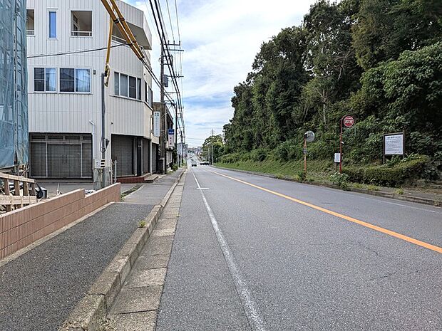 教育施設や商業施設も徒歩圏内に揃う、ファミリー世帯にも優しい住環境です