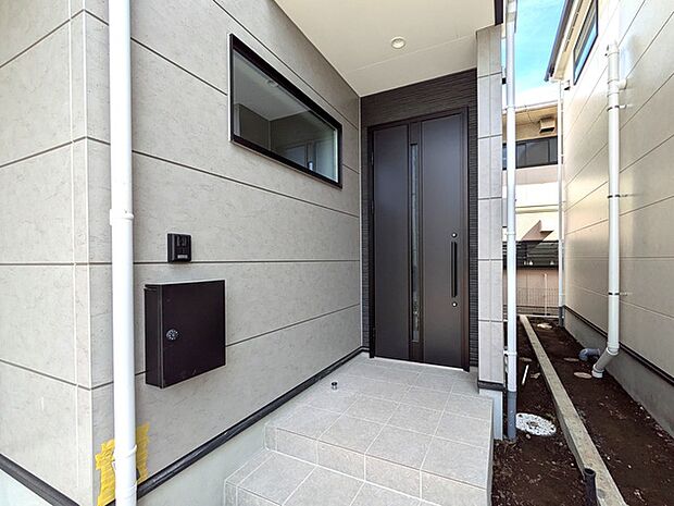 玄関前、インターホン・郵便ポスト