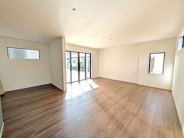 3方から光が入るリビングダイニング