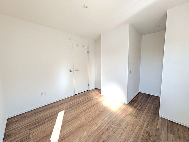 扉のないオープンタイプのWICあり、洋室約6.6帖(WICを含む)