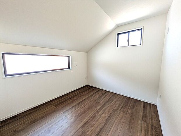 サービスルームは約5.2帖あり、仕事部屋などにも十分な広さです◎