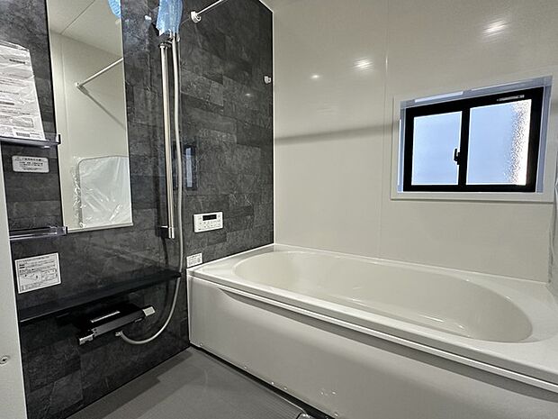 窓付きのユニットバス、浴室乾燥機付き