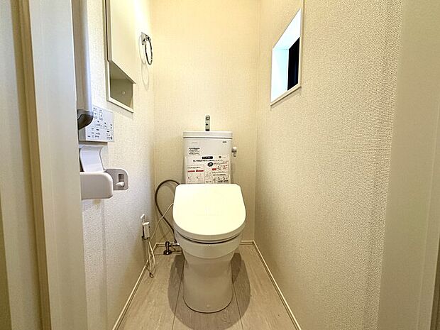 窓、収納付き、ウォシュレット付トイレ