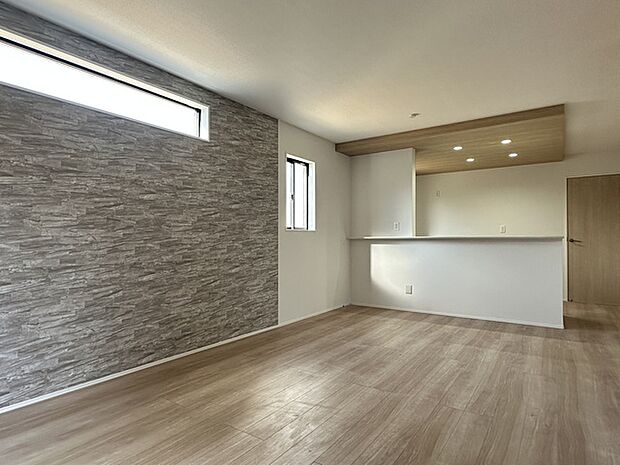 南東向きの約16帖のLDK、開放感と家族の時間をお楽しみください