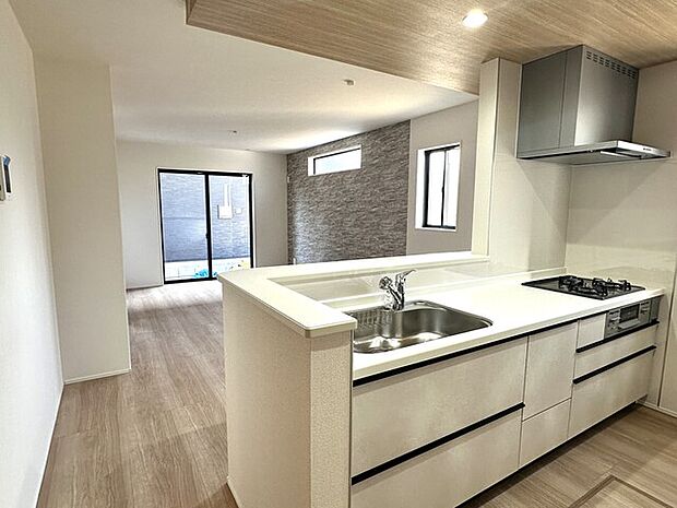 キッチン側からのアングルの約16帖のLDK