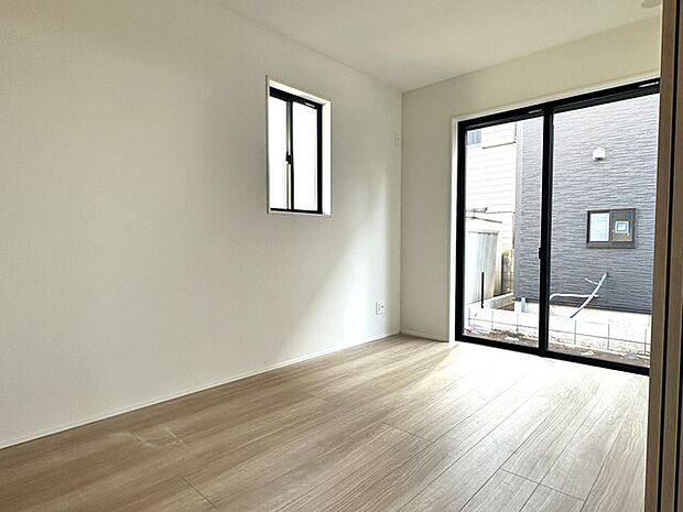 リビングに隣接する洋室5帖、リビングと一体でご利用いただくことも可能です