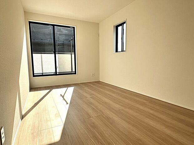 南東向き2階7.75帖の洋室、ウォークインクローゼット付き