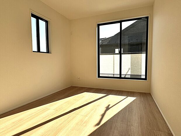 2階約6帖の洋室、南東向きで日当たり良好