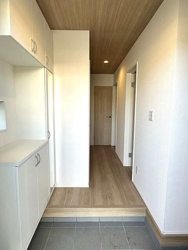 広めのシューズクローク付の玄関