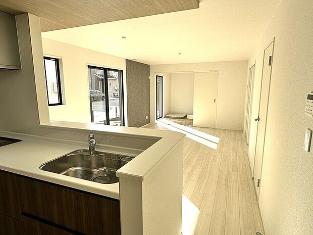 対面式のシステムキッチン、LDK全体を見渡せます