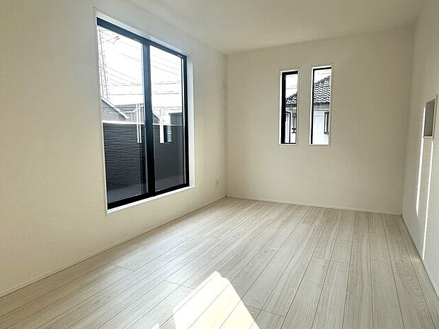 洋室7.5帖の洋室、南西向きで日当たり良好