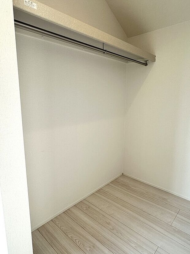 2階洋室7.5帖のウォークインクローゼット