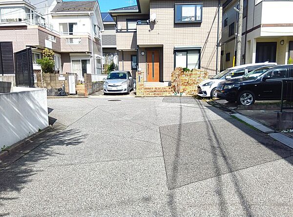 家へと続く私道は幅員約6ｍ