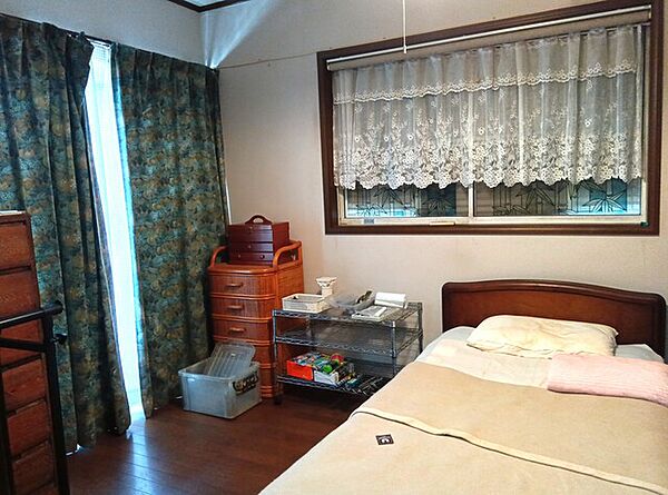 こちらの洋室には収納スペースがございます！