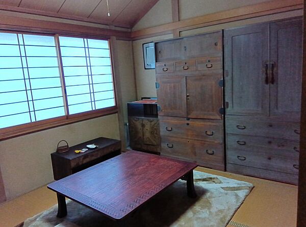和室には床の間、仏間がございます