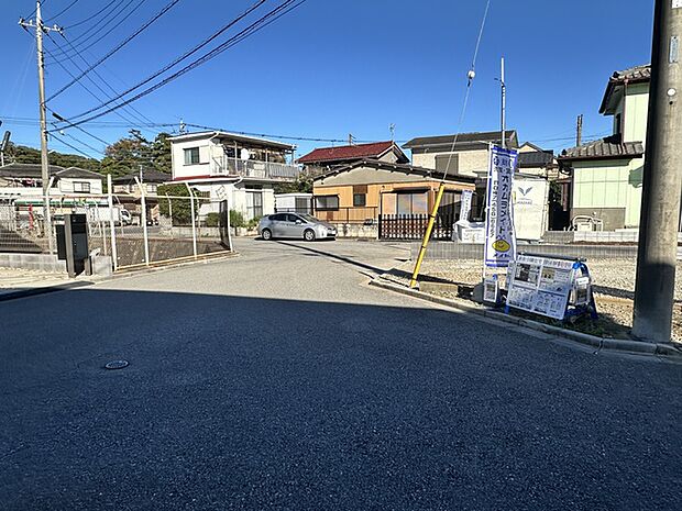 車がすれ違える道幅です◎