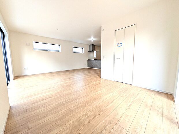 南側から見た室内 優しい陽射しが降り注ぎます