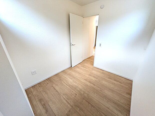 約3.6帖の洋室は、書斎や収納部屋としての利用にも！