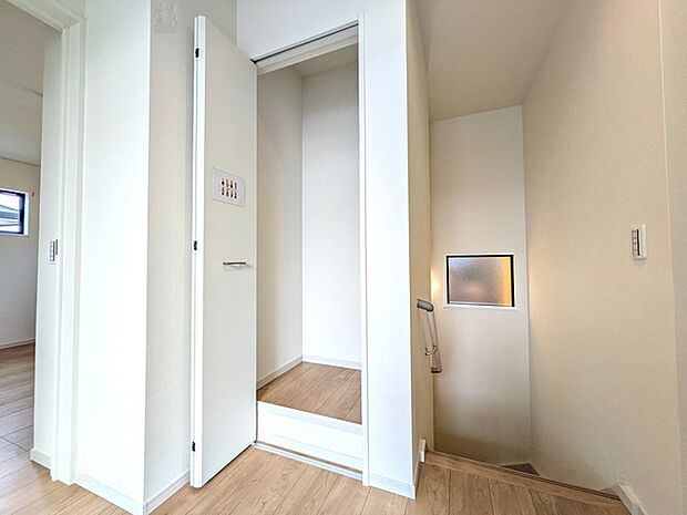 階段上の収納スペースは日常のストック置き場に最適