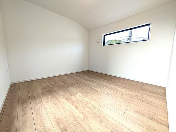 約8.7帖の洋室　バルコニーに出入りできる居室です