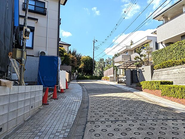 スーパーやショッピングセンターが身近にあり、日々の買い物に便利