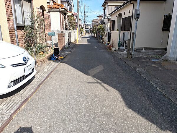 前面道路は南東向き　暖かい陽射しが花壇を明るく照らします