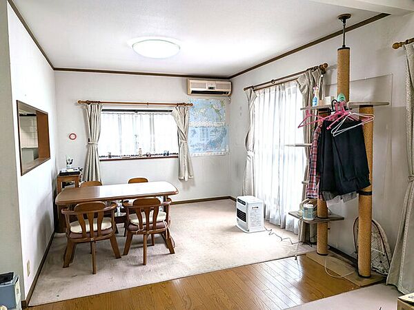 明るい陽射しが差しこむリビング