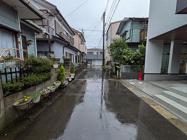 前面道路は通り抜けができない落ち着いたロケーション