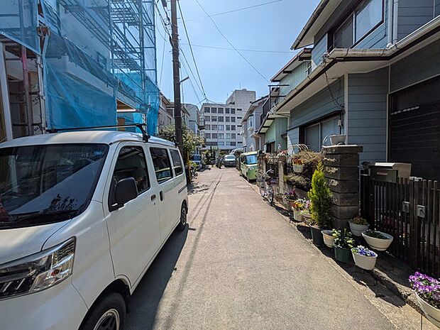 前面道路は通り抜けができない落ち着いたロケーション