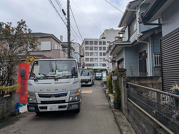 前面道路は通り抜けができない落ち着いたロケーション