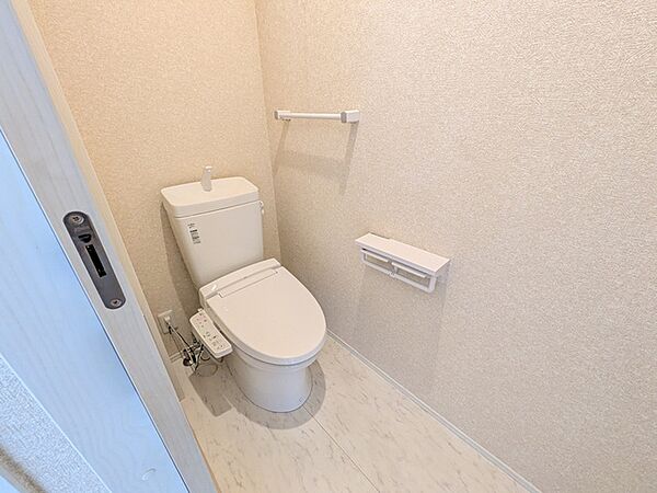 2階トイレにも温水洗浄便座付き