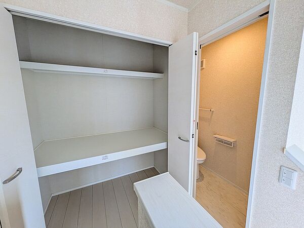 階段をのぼった先にある、廊下収納