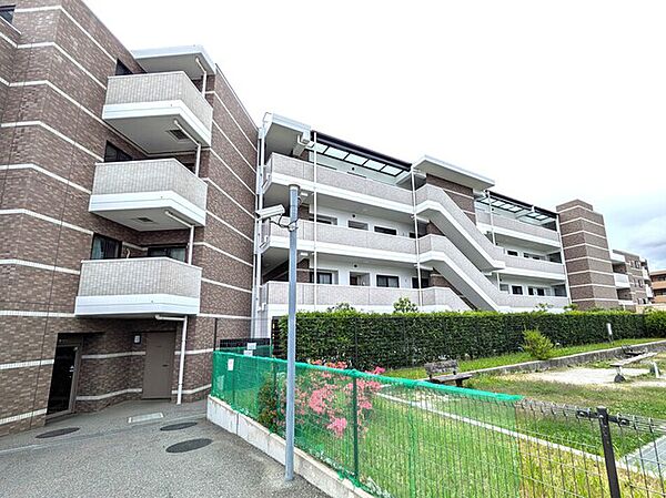 中庭のある住環境の良い低層マンションです