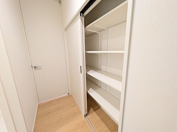 階段ホール設置の収納スペース