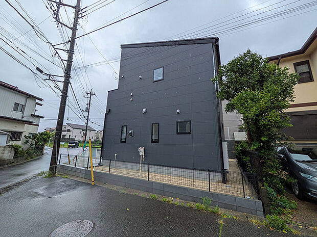 南東・東道路の角地、日当たり良好です