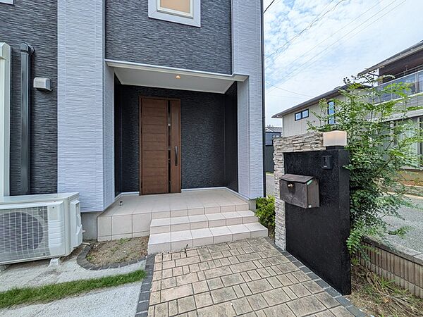 玄関ポーチはオシャレな仕様
