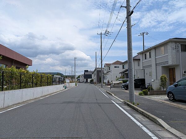 前面道路はゆったり落ち着いた住環境です
