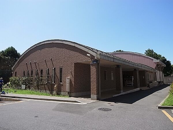 共用棟（託児所・体育館・シアタールーム等充実の共用施設です）