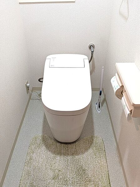 棚ありタオル掛けありのトイレ