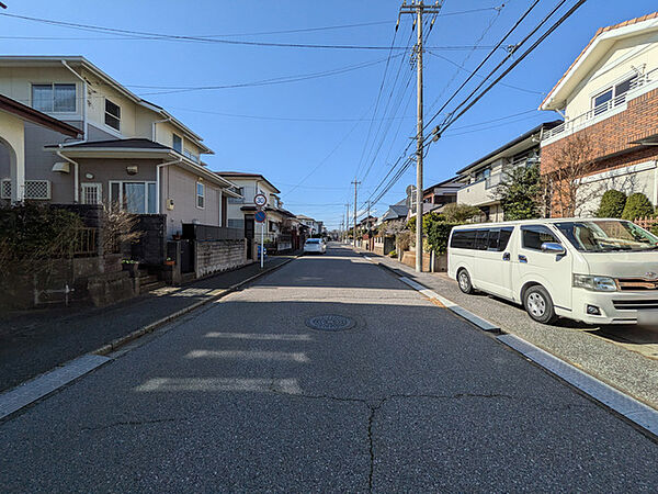 幅員約9ｍの公道に接道で駐車も楽々◎