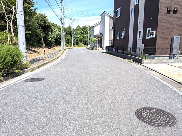 前面道路は幅員約9ｍ公道に接道で開放的！