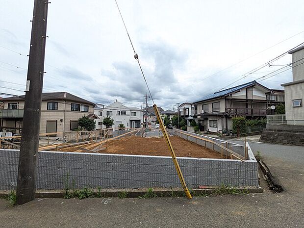 吹抜け仕様のリビングは南向きで採光良好