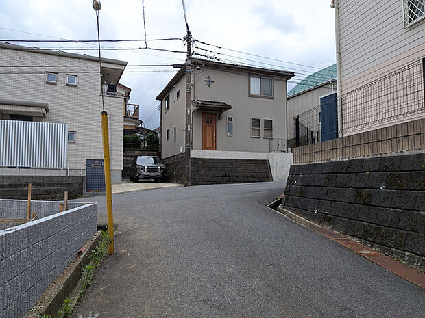 小学校は徒歩6分中学校は徒歩15分とファミリーに優しい住環境です